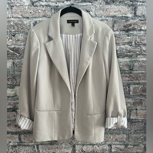 41 Hawthorn Women's Gray Blazer with button cuffs to wear up or down/tweed feel🌸